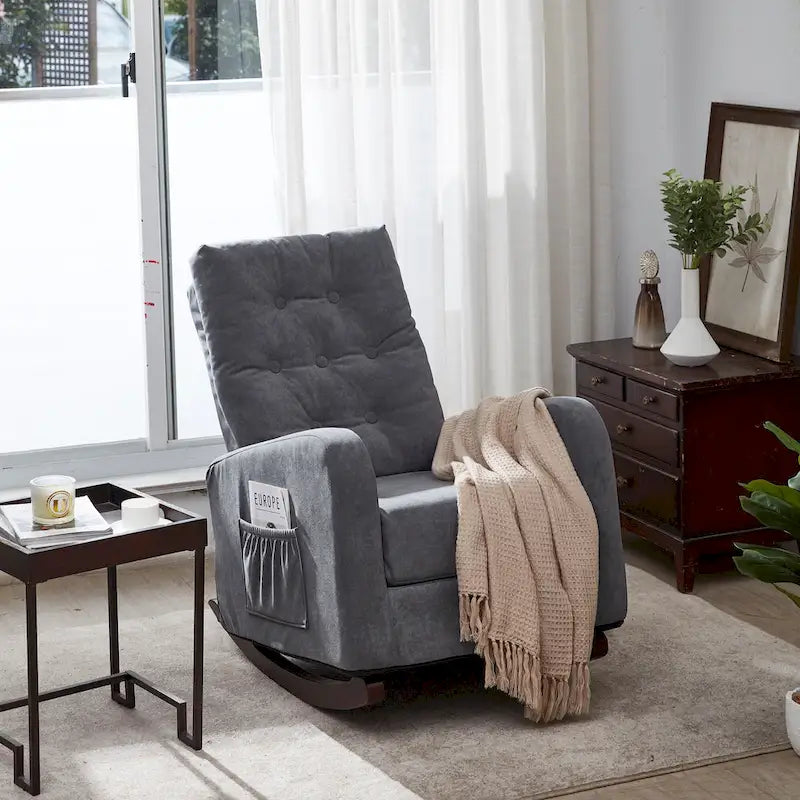 Moderna mecedora tapizada de respaldo alto de 28.74 con botones, patas de madera maciza y bolsillo lateral