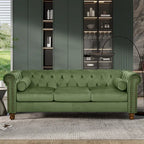 Sofá Chesterfield de terciopelo verde de 74.5" con capitoné, brazos enrollados, patas torneadas y diseño elegante